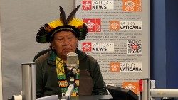 Le chaman Davi Kopenawi, du peuple Yanomami, en interview avec les médias du Vatican après l'audience avec le Pape François, mercredi 10 avril 2024.