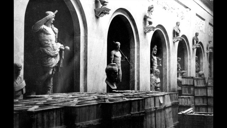 Le Gallerie dei Musei Vaticani utilizzate come deposito per le derrate alimentari durante la seconda guerra mondiale. - Fototeca Musei Vaticani © Musei Vaticani
