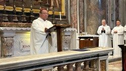 Kard. Grzegorz Ryś, metropolita łódzki, odprawia Mszę św. przy grobie Jana Pawła II 