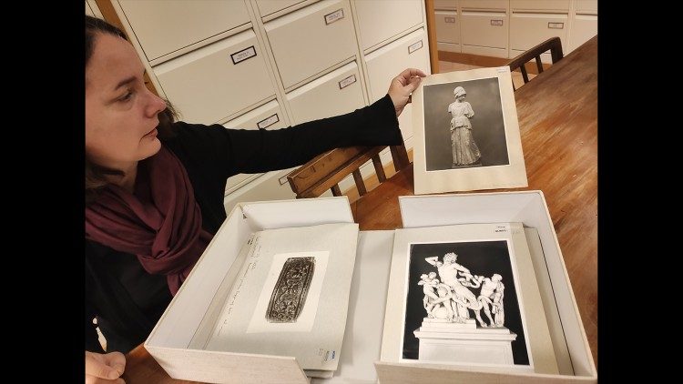 Tatjana Bartsch mostra una foto della copia dell'Athena di Mirone ritrovata da Pollak