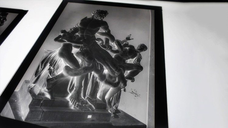 Una lastra con il negativo del Laocoonte privo del braccio conservato nella Fototeca dei Musei Vaticani - Foto di A. Poce © Musei Vaticani