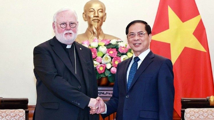Dom Gallagher com o ministro das Relações Exteriores, Bùi Thanh Sơn