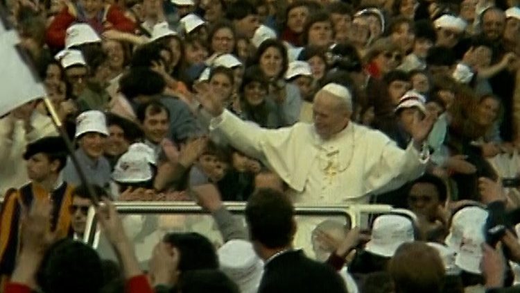 Szent II. János Pál a fiatalok körében a Szent Péter téren 1984. április 14-én