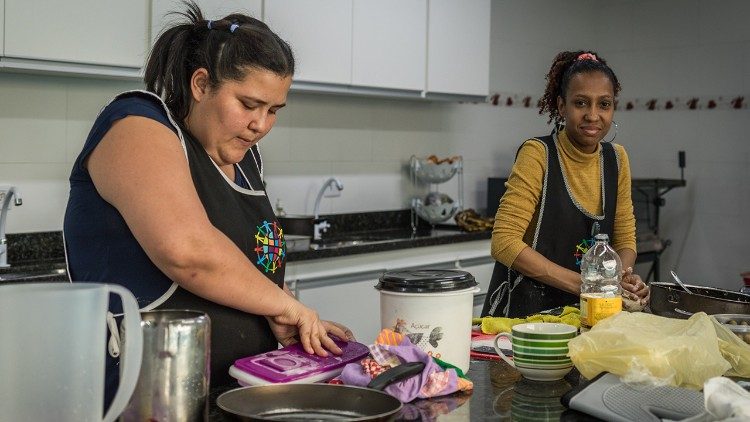 Crismarys Carrizales (à gauche) a laissé son mari et ses deux enfants plus âgés au Venezuela et est venue au Brésil avec son plus jeune. Elle fait d'énormes sacrifices pour construire un avenir meilleur pour sa famille. (Giovanni Culmone / GSF)