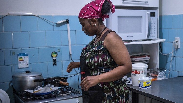 En el estrecho departamento donde vive, Rosemie experimenta con nuevas preparaciones culinarias, mezclando sus orígenes haitianos con lo que ha aprendido en Brasil. (Giovanni Culmone / GSF)
