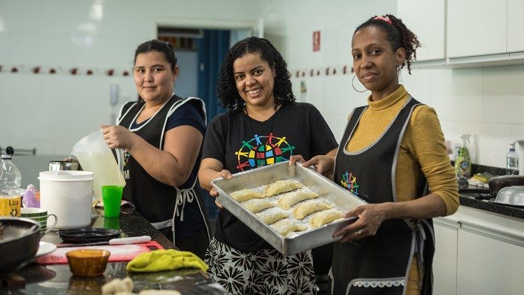 Las Misioneras Siervas del Espíritu Santo han hecho una opción preferencial por acompañar a las mujeres migrantes, quienes ven en ella no solo una ayuda práctica, sino verdaderas amigas y confidentes. (Giovanni Culmone / GSF)