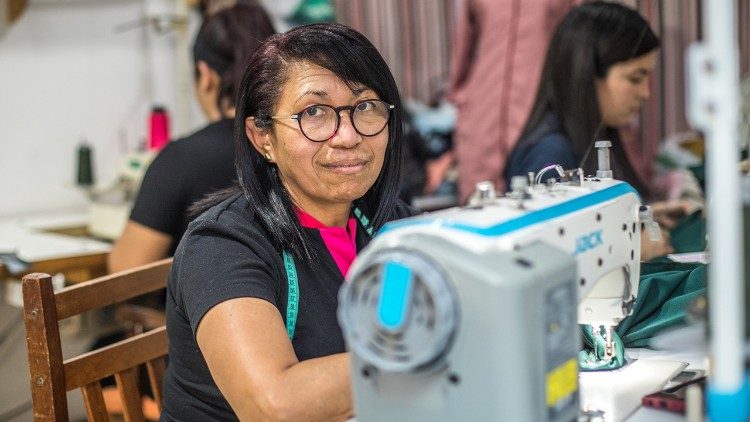 Carmen Clara avait une longue expérience de la coupe et de la couture, mais elle manquait de fonds pour démarrer son activité. Au Cibai, on a cru en elle et on lui a accordé un crédit flexible. (Giovanni Culmone / GSF)