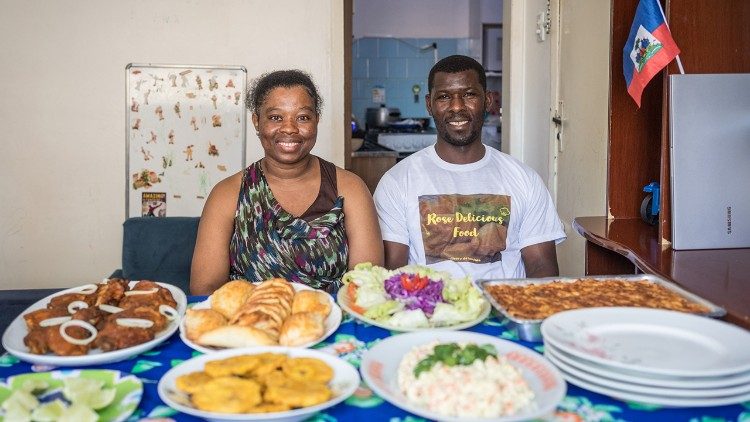 Rosemie y Kelly han logrado su autonomía como inmigrantes en Brasil ofreciendo platos de comida haitiana. Ella cocina y él distribuye. (Giovanni Culmone / GSF)