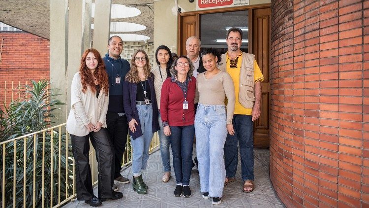 En el Cibai de Porto Alegre trabaja un equipo multidisciplinario para acoger a los migrantes. Uno de sus principales desafíos no solo es ayudarlos a encontrar un empleo adecuado a sus capacidades. (Giovanni Culmone / GSF)