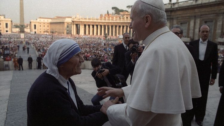 Szent II. János Pál pápa Kalkuttai Szent Teréz anyával