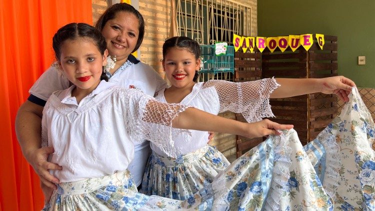 Crianças em trajes típicos em uma escola no Paraguai apoiada pelo Grupo India