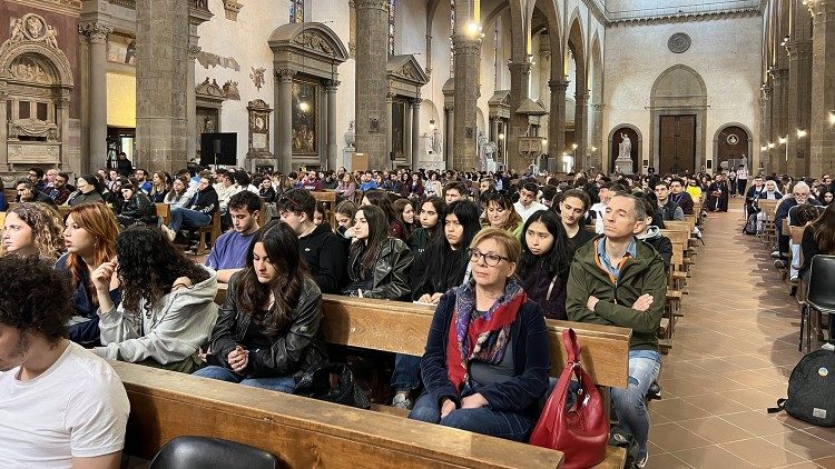I giovani nella plenaria nella basilica di Santa Croce