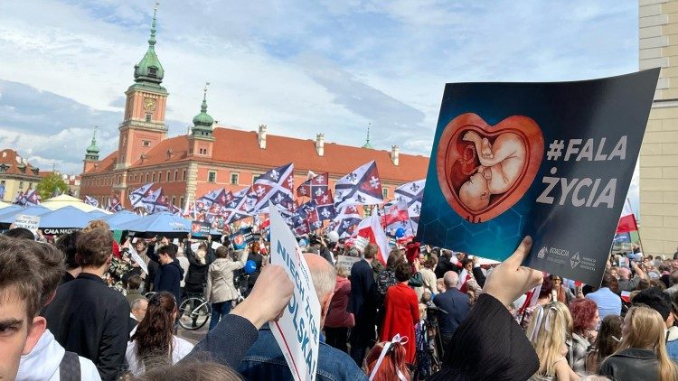 
                    Polônia: 50 mil pessoas na Marcha Nacional pela Vida de Varsóvia
                