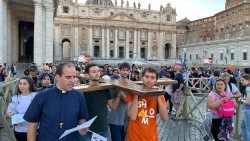 A procissão com a Cruz dos Jovens 40 anos depois do primeiro encontro dos jovens com o Papa na Praça São Pedro