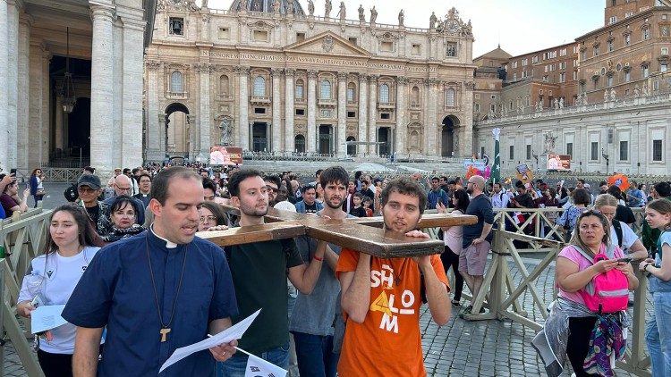 2024.04.14 Processione con la Croce dei Giovani a 40 anni dal primo raduno dei giovani con Papa in Piazza San Pietro (14 aprile 1984)
