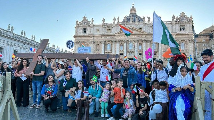 La procesión con la Cruz en la Plaza de San Pedro 