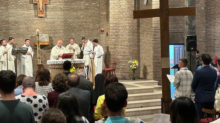 Messe du cardinal Mendonça au centre San Lorenzo