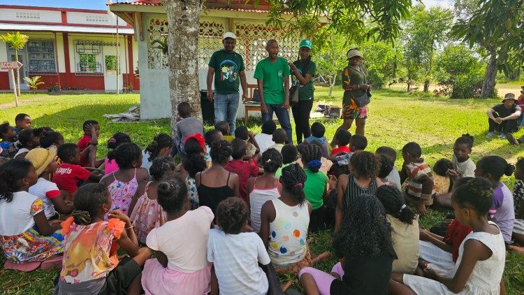 Crianças da 'École verte' na Diocese de Mananjary, em Madagascar. Crédito: Padre Laraison