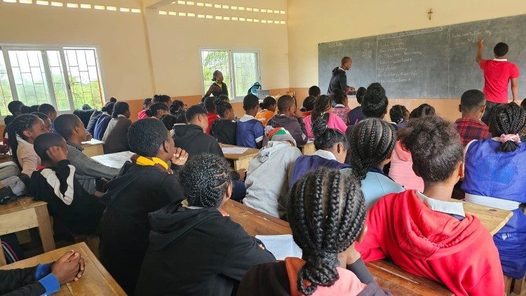 Muchos profesores son contratados por la diócesis para llevar a cabo este proyecto