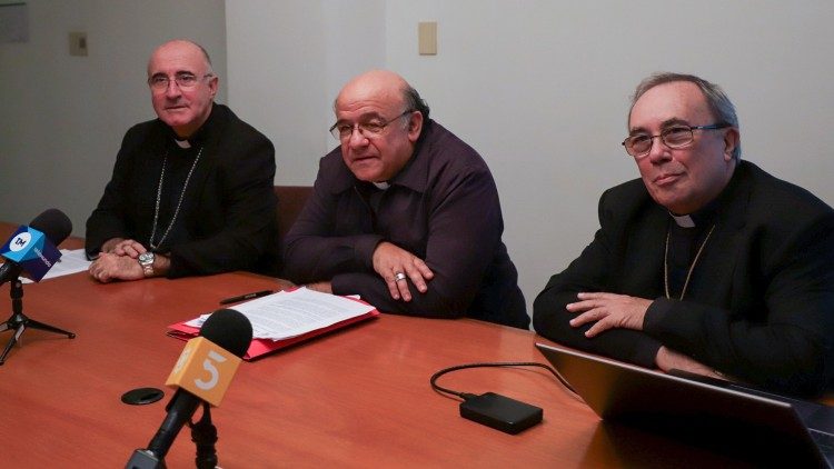 Los integrantes del Consejo Permanente presentan el documento "Libertad, justicia y compasión en el alma de nuestro pueblo" en conferencia de prensa (de izquierda a derecha: Cardenal Daniel Sturla, arzobispo de Montevideo y vicepresidente de la CEU; Monseñor Arturo Fajardo, obispo de Salto y presidente de la CEU; Monseñor Heriberto Bodeant, obispo de Canelones y secretario general de la CEU). (Foto: Iglesia Católica Montevideo)