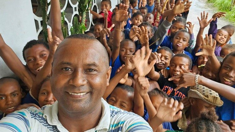 Padre Laraison Ramosandrianarivo, sacerdote diocesano, vigário geral da diocese de Mananjary, responsável pelo projeto "École verte".