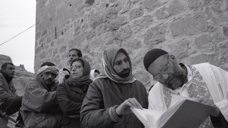 Padre Paolo Dall'Oglio con alcuni monaci (Archivio Saglietti, Monastero Deir Mar Musa, Siria)