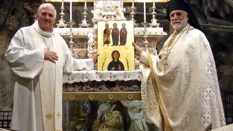 L'archimandrita papas Antonino Paratore e don Natale Fiorentino al Santuario di Santa Rosalia dove è stata esposta la Tabula Marturanensis
