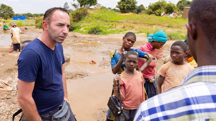 Christoph Lehermayr bei der Recherche in einer Kobaltmine im Kongo