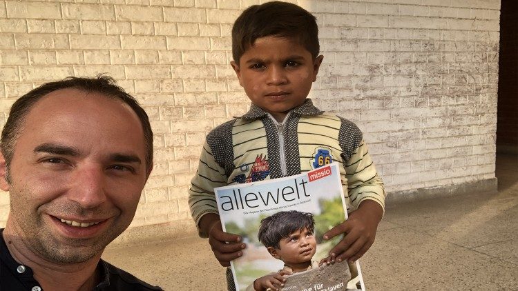 Christoph Lehermayr mit dem kleinen Saim, der dank der Caritas aus der Kinderarbeit befreit werden konnte - und sein eigenes Coverbild in den Händen hält