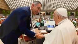 Óscar Elizalde Prada ao encontrar o Papa durante o Sínodo da Sinodalidade em outubro de 2023