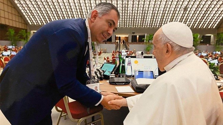 Óscar Elizalde Prada ao encontrar o Papa durante o Sínodo da Sinodalidade em outubro de 2023