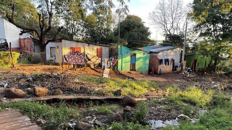 Paraguay entre el impulso del futuro y la miseria de los barrios