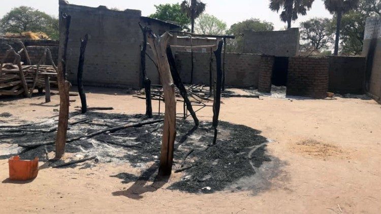 Des maisons incendiées par des personnes armées qui ont attaqué les villages dans le Lac-Iro.