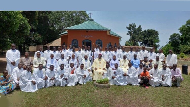 Biskup Kussala s glavnim sjemeništarcima Instituta za filozofiju sv. Ivana Pavla II. sa sjedištem u Yambiu. 