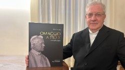 Lucio Bonora mit seiner Hommage an Pius X. in Buchform 