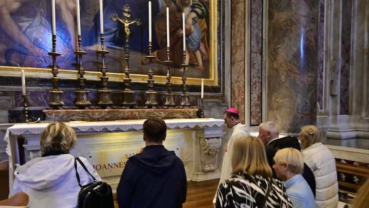 Modlitwa przy grobie św. Jana Pawła II