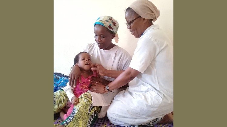 Filles du Saint Cœur de Marie (FSCM) avec les enfants