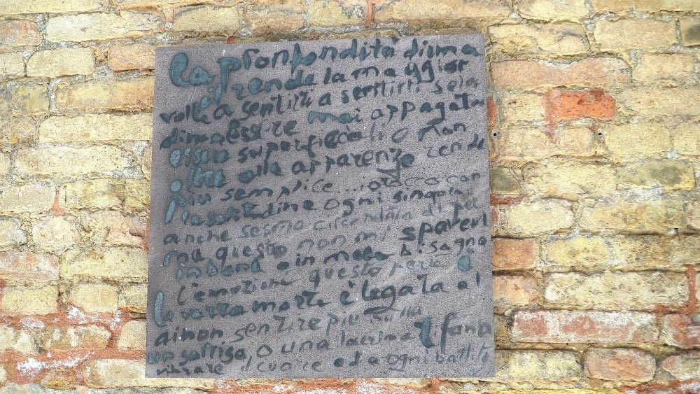 Obra de Simone Fattal: Placa de piedra lávica con dibujos y poesías de las reclusas.