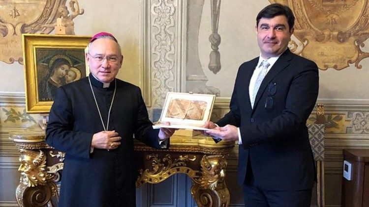 2024.04.20 Il neo Ambasciatore armeno Boris Sahakyan consegna le credenziali a Mons Pena Parra
