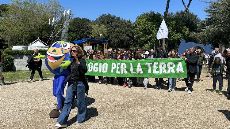 A manifestação da Aldeia pela Terra na Villa Borghese de Roma que durou 4 dias