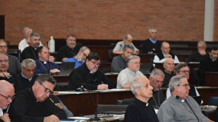 Los obispos de la Conferencia Episcopal Argentina (CEA) siguen los trabajos de la 124 Asamblea Plenaria.