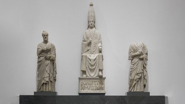 Arnolfo di Cambio a dílna, Papež Bonifác VIII. a dva proroci, 1296-1310, bílý mramor; původní umístění muselo být na fasádě florentského dómu, dnes v Sala del Paradiso.