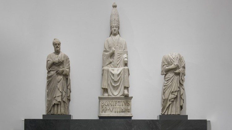 Arnolfo di Cambio e bottega, Papa Bonifacio VIII e due profeti, 1296-1310, marmo bianco; la collocazione originaria doveva essere sulla facciata della cattedrale di Firenze, Sala del Paradiso, ©Museo dell’Opera del Duomo di Firenze