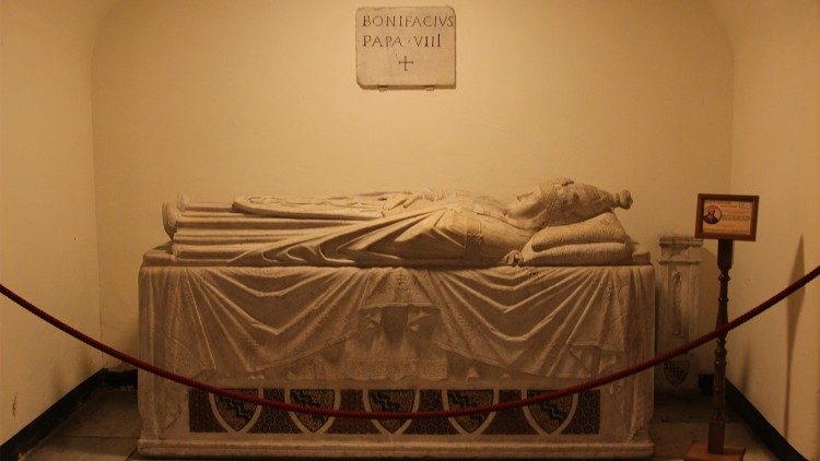 Arnolfo di Cambio, monumento sepulcral de Bonifacio VIII, de finales del siglo XIII, Grutas Vaticanas, Ciudad del Vaticano