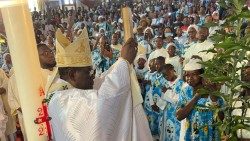 Mgr Jean Mbarga, archevêque métropolitain de Yaoundé, au cours de la messe d'action de grâce des 60 ans de la paroisse Saint-Vincent Pallotti de Nlongkak, au Cameroun.