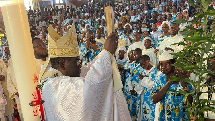 Mgr Jean Mbarga, archevêque métropolitain de Yaoundé, au cours de la messe d'action de grâce des 60 ans de la paroisse Saint-Vincent Pallotti de Nlongkak, au Cameroun.