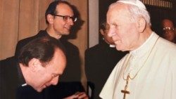 Pe. Fausto Bonini con João Paulo II em visita a Veneza em 1985