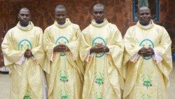 Des prêtres de l'archidiocèse de Bobo-Dioulasso au Burkina Faso ordonnés en 2023. 