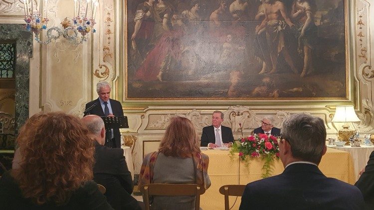 L'ambassadeur du Portugal près le Saint-Siège, Domingos Fezas Vital, ouvre la conférence sur l'Église et la démocratie dans sa résidence.