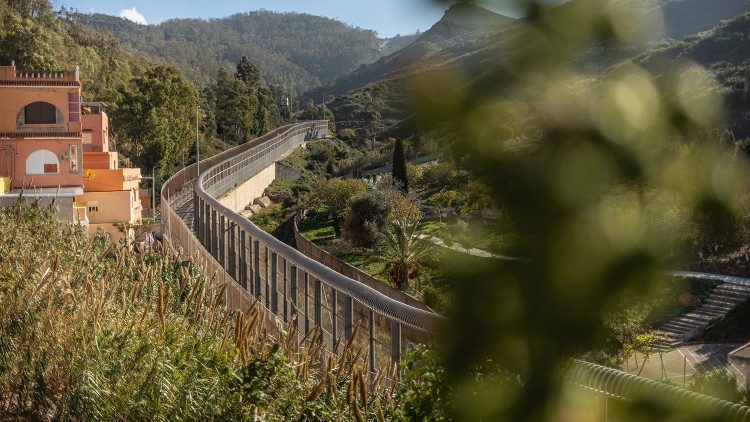 Sebbene sia un mezzo di dissuasione per evitare l’immigrazione illegale dal Marocco, decine di persone cercano di scavalcarlo ogni giorno per entrare nel territorio spagnolo di Ceuta. (Giovanni Culmone/GSF)